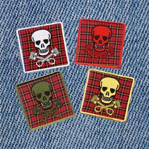 Peut inclure: Quatre patchs carrés avec un motif de crâne et d'os croisés. Chaque patch a une couleur de fond différente : rouge, blanc, jaune et vert. Le crâne et les os croisés sont brodés en fil noir.