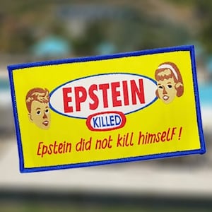 Könnte beinhalten: Gelber und blauer gestickter Aufnäher mit dem Text "Epstein Killed" und "Epstein did not kill himself!" mit Comicbildern eines Jungen und eines Mädchens.