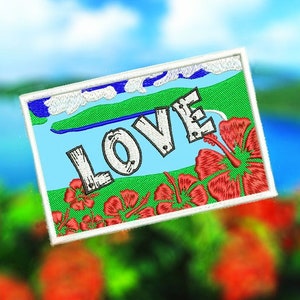 Puede incluir: Una postal blanca con un cielo azul, una isla verde y agua azul. La palabra "LOVE" está escrita en letras blancas en la postal. Hay flores de hibisco rojas en la parte inferior de la postal.