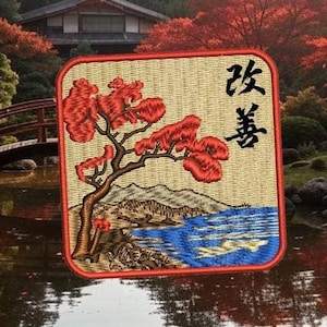 Op de afbeelding: Geborduurde patch met een beige achtergrond, met een rode en bruine boom met rode bladeren, een blauw meer en bergen op de achtergrond. De tekst "改善" is in het zwart geborduurd aan de rechterkant van de patch.