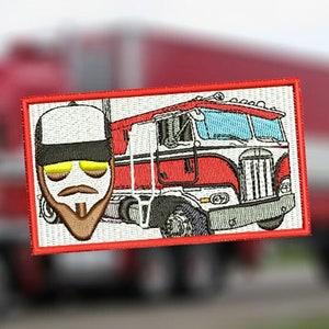 Puede incluir: Parche bordado con una ilustración de dibujos animados de un camionero con una gorra blanca y gafas de sol, con un camión de plataforma roja y blanca detrás de él.