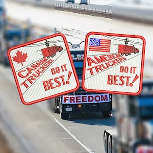 Puede incluir: Una fila de camiones conduciendo por una autopista con una bandera canadiense y las palabras "Canadian Truckers Do It Best!" en un camión y una bandera estadounidense y las palabras "American Truckers Do It Best!" en otro camión. Los camiones están decorados con pancartas que dicen "Libertad".