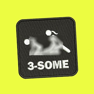 Op de afbeelding: Zwarte geborduurde patch met een wit stick figure ontwerp en de tekst "3-SOME".