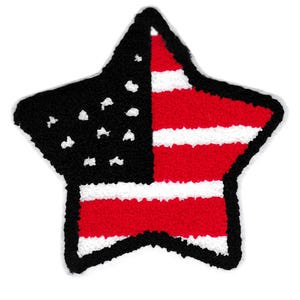 Könnte beinhalten: Ein sternförmiger Patch in Rot, Weiß und Blau mit einer Darstellung der amerikanischen Flagge. Der Stern ist aus einem flauschigen Material gefertigt.