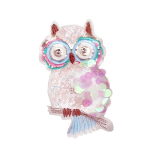 Op de afbeelding: Een witte uil-applicatie met roze, blauwe en groene pailletten. De uil heeft grote, ronde ogen en een kleine snavel. De applicatie is perfect om een vleugje whimsy toe te voegen aan elk project.