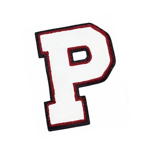 Puede incluir: Letra P de fieltro blanco con contorno rojo y costuras negras. La letra es un parche que se puede planchar o coser en la ropa.