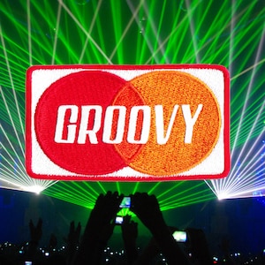Coole grote Groovy Rave Club Techno House Hiphop DJ Moraal-patch 8,5 cm / 3,4 inch opstrijkbaar of gehaakt aan de achterkant