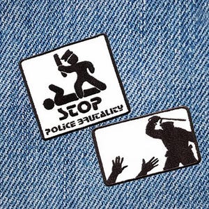 Peut inclure: Deux patchs thermocollants noir et blanc avec un message de protestation contre la brutalité policière. Le premier patch montre un policier agenouillé sur le cou d'une personne avec le texte "STOP POLICE BRUTALITY". Le deuxième patch montre un policier avec une matraque levée au-dessus de la tête d'une personne.
