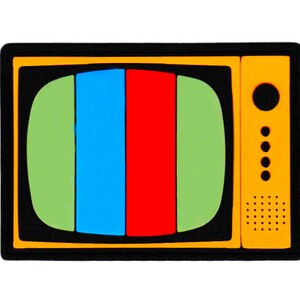 Peut inclure: Un aimant en forme de téléviseur rétro coloré. L'écran affiche des rayures verticales vertes, bleues et rouges. Le téléviseur a un cadre noir avec un bord jaune et un panneau latéral jaune avec un haut-parleur et des boutons.