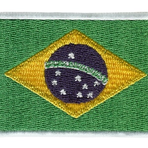 以下が含まれることがあります： ブラジルの国旗が刺繍されたパッチ。緑色の背景に黄色のひし形があり、その中に白い星が散りばめられた青い円があります。
