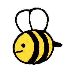 Könnte beinhalten: Ein gelb-schwarzes Bienenmuster mit einem lächelnden Gesicht und schwarzen Fühlern. Die Biene hat schwarze Streifen und ist vor einem weißen Hintergrund platziert. Wahrscheinlich ein Teppich oder ein dekorativer Gegenstand.