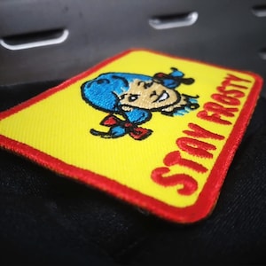 Taktischer Krieg Satire USA Politologie Stay Frosty Parodie NWO New World Order Moral Shirt Patch Badge 7,5 cm - 3 Zoll zum Aufbügeln oder zum Einhängen