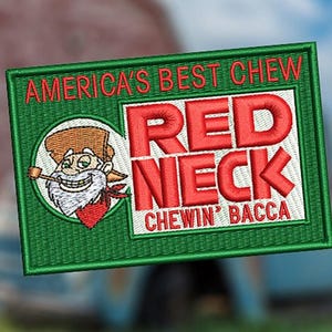 Puede incluir: Un parche bordado verde y blanco con el texto "America's Best Chew Red Neck Chewin' Bacca" y una imagen de dibujos animados de un hombre con barba y pipa.