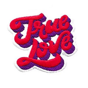 Puede incluir: Un parche bordado de color morado y rojo con las palabras "True Love" en una fuente estilizada.