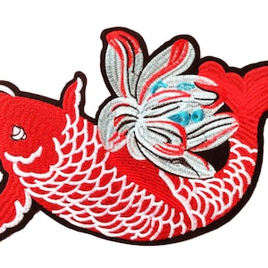 Peut inclure: Patch brodée thermocollante rouge et blanche représentant un poisson koï avec une fleur blanche. Le poisson nage vers la droite et la fleur est derrière lui.