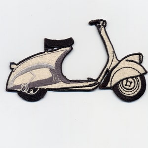 以下が含まれることがあります： 白とグレーのヴィンテージスクーターが刺繍されたパッチ