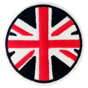 Può includere: Una toppa rotonda ricamata con un designo Union Jack rosso, bianco e blu. La toppa è circondata da un contorno nero.