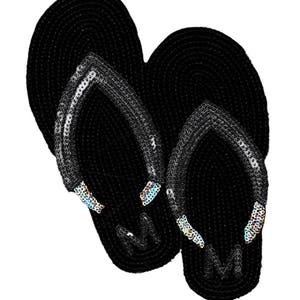 Può includere: Un paio di toppe a forma di infradito in paillettes nere. Le infradito hanno un design di glitter argentato sulle cinghie.