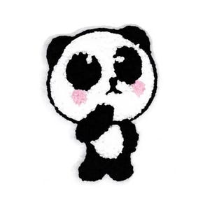 Peut inclure: Un panda noir et blanc avec de grands yeux et des joues roses. Le panda est debout, les bras croisés, et a une texture moelleuse.