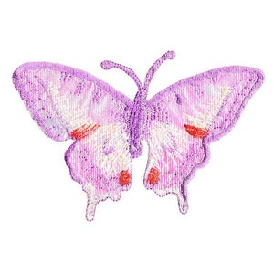 Puede incluir: Una mariposa bordada de color morado con detalles blancos y rojos. La mariposa es un parche o adorno decorativo.