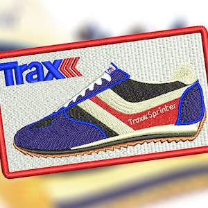 Op de afbeelding: Geborduurde patch met een retro hardloopschoen ontwerp. De schoen is voornamelijk blauw, met rode en witte accenten en de tekst "Trax Sprinter". De patch heeft een rode rand en het woord "Trax" in blauw.