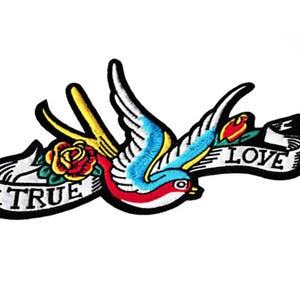 Peut inclure: Patch brodé thermocollant représentant une hirondelle colorée avec une rose rouge et une bannière sur laquelle est inscrit "TRUE LOVE".