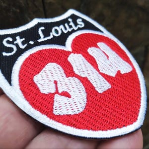 Toppa con scritta St. Louis Love 314 Shield, Missouri Hip Hop Rap City Pride Morale per cappello da camionista o maglietta, 7 cm - 2,8 pollici, da stirare o agganciare sul retro.