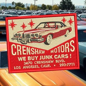 Może przedstawiać: Czerwono-biała naszywka z logo vintage'owego salonu samochodowego z napisem "CrenShaw Motors We Buy Junk Cars! 3470 CrenShaw Blvd. Los Angeles, Calif. 293-7711"