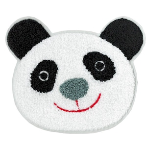 Może przedstawiać: Biała pluszowa twarz pandy z czarnymi uszami, oczami i nosem. Panda ma czerwony uśmiechnięty pysk.