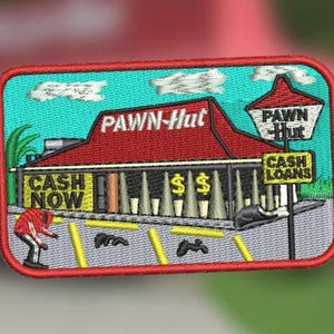 Puede incluir: Parche bordado que representa una casa de empeño, con la etiqueta "PAWN-Hut". El diseño incluye los textos "CASH NOW" y "CASH LOANS". El parche tiene un borde rojo y un tejado rojo, con un fondo de cielo turquesa.