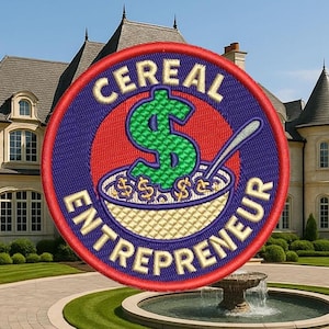 Pode incluir: Patch bordado com as palavras "CEREAL ENTREPRENEUR" em branco sobre fundo azul, com borda vermelha. O patch apresenta um sinal de dólar verde em uma tigela de cereais com sinais de dólar. Uma casa grande está ao fundo.