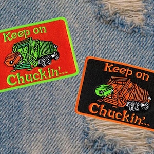 Puede incluir: Dos parches para planchar con un camión de basura verde y el texto "Keep on Chuckin'" en letras verdes y naranjas. Los parches están sobre un fondo de mezclilla azul.