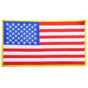 Puede incluir: Un pequeño parche bordado de la bandera estadounidense con un borde amarillo. La bandera es roja, blanca y azul con 13 rayas y 50 estrellas.