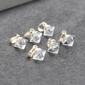 小さなダイヤモンドクリアクォーツペンダント - 電気メッキシルバーエッジチャーム付き卸売供給 KG031-8