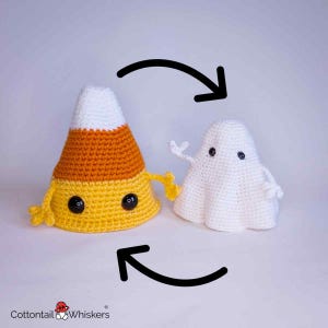 Puede incluir: Un juguete de Halloween tejido a crochet que se transforma de un caramelo de maíz a un fantasma. El caramelo de maíz es amarillo, naranja y blanco con ojos de botón negros. El fantasma es blanco con ojos de botón negros. El logo "Cottontail Whiskers" está abajo a la izquierda.