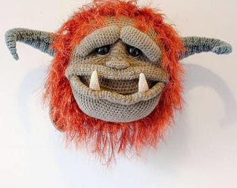Patrón de ganchillo para cabeza de trofeo de monstruo esponjoso, descarga digital en PDF, decoración de pared de taxidermia falsa amigurumi