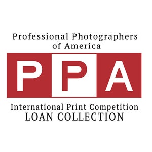 Op de afbeelding: Logo voor de Professional Photographers of America (PPA) International Print Competition Loan Collection. Het logo toont de letters "PPA" in wit op een rode achtergrond.