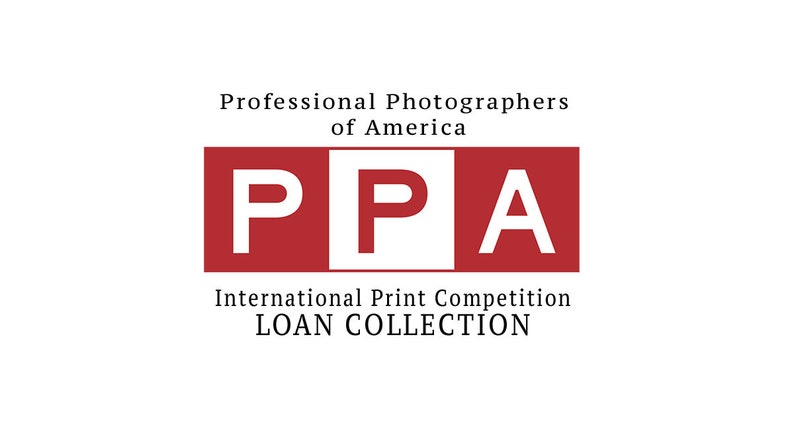 Op de afbeelding: Logo voor de Professional Photographers of America (PPA) International Print Competition Loan Collection. Het logo toont de letters "PPA" in wit op een rode achtergrond.