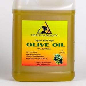 Op de afbeelding: Een gallonkan van biologische extra vierge olijfolie, met het label "HEALTH & BEAUTY Biologische extra vierge olijfolie OLEA EUROPAEA Puur en natuurlijk Extractiemethode: Koudgeperst ongeraffineerd Verkregen uit FRUITPULP Herkomstland Itali&euml; Exp. datum 7 LB. 3178 ml."