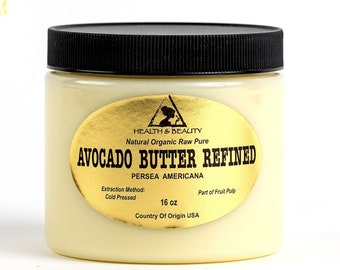 Puede incluir: Un tarro de 16 onzas de mantequilla de aguacate refinada, hecha de aguacate puro crudo orgánico natural. El tarro tiene una tapa negra y una etiqueta dorada con el texto "Health & Beauty", "Natural Organic Raw Pure", "Avocado Butter Refined", "Persea Americana", "Extraction Method: Cold Pressed", "Part of Fruit Pulp", "16 oz" y "Country of Origin USA".