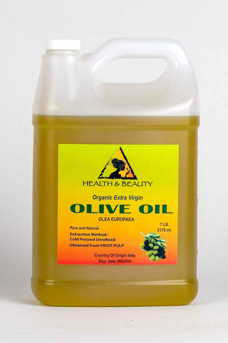 Op de afbeelding: Een gallonkan van biologische extra vierge olijfolie, met het label "HEALTH & BEAUTY Biologische extra vierge olijfolie OLEA EUROPAEA Puur en natuurlijk Extractiemethode: Koudgeperst ongeraffineerd Verkregen uit FRUITPULP Herkomstland Itali&euml; Vervaldatum 7 LB. 3178 ml."