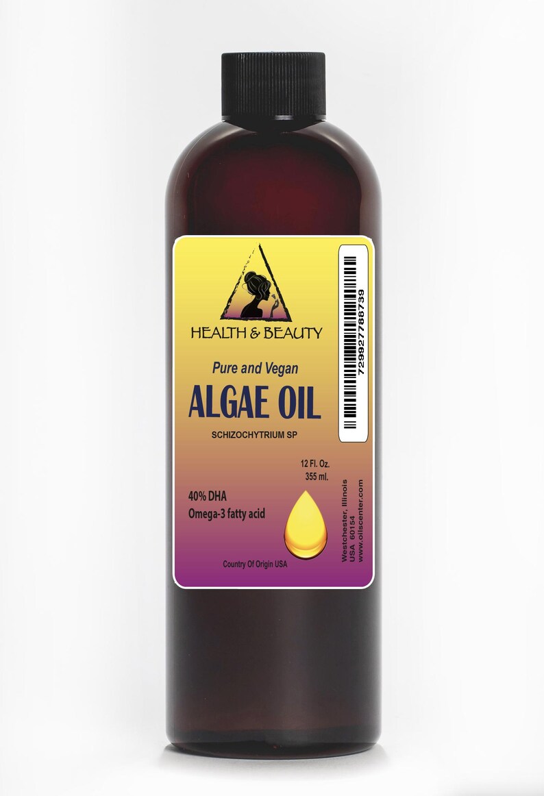 Op de afbeelding: Een bruine glazen fles met een geel etiket waarop staat "HEALTH & BEAUTY Pure and Vegan ALGAE OIL SCHIZOCHYTRIUM SP 12 Fl. Oz. 355 ml. 40% DHA Omega-3 fatty acid Country Of Origin USA".