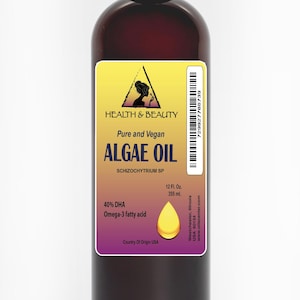 Op de afbeelding: Een bruine glazen fles met een geel etiket waarop staat "HEALTH & BEAUTY Pure and Vegan ALGAE OIL SCHIZOCHYTRIUM SP 12 Fl. Oz. 355 ml. 40% DHA Omega-3 fatty acid Country Of Origin USA".