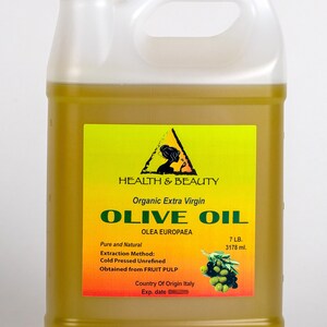 Op de afbeelding: Een gallonkan met biologische extra vierge olijfolie, met het label "Health & Beauty Olive Oil", met een geel label en een zwart silhouet van een vrouw. Het label vermeldt ook "Olea Europaea", "Puur en Natuurlijk", "Extractiemethode: Koudgeperst ongeraffineerd", "Verkregen uit vruchtvlees", "Land van herkomst Itali&euml;" en "7 LB. 3178 ml."