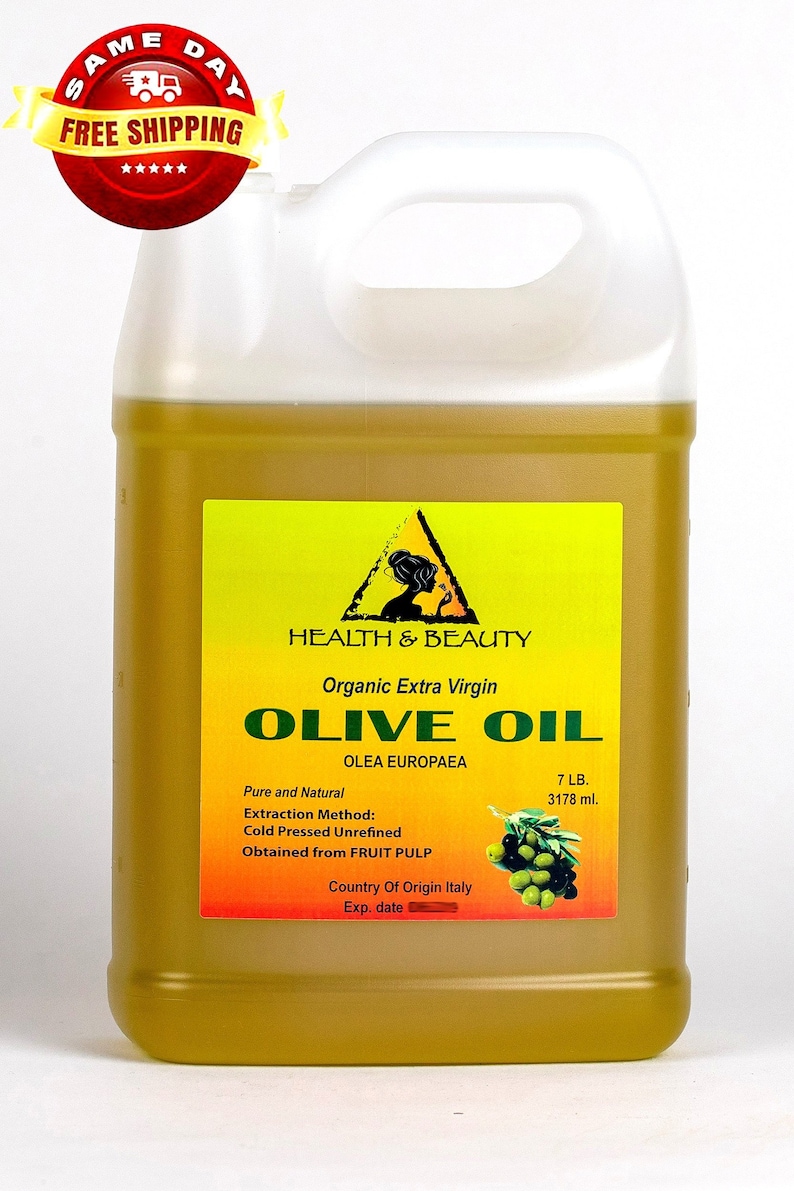 Op de afbeelding: Een gallonkan van biologische extra vierge olijfolie, met het label "Health & Beauty Olive Oil", met de woorden "Pure and Natural", "Extraction Method: Cold Pressed Unrefined", "Obtained from FRUIT PULP", "Country of Origin Italy", "Exp. date", "7 LB. 3178 ml."