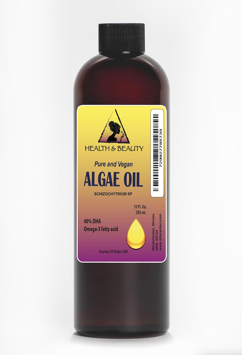 Op de afbeelding: Een bruine glazen fles met een geel etiket waarop staat "HEALTH & BEAUTY Pure and Vegan ALGAE OIL SCHIZOCHYTRIUM SP 12 Fl. Oz. 355 ml. 40% DHA Omega-3 fatty acid Country Of Origin USA".
