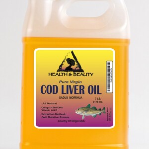 Puede incluir: Una jarra de pl&aacute;stico amarilla de un gal&oacute;n de aceite de h&iacute;gado de bacalao virgen puro de Health & Beauty. La etiqueta presenta un tri&aacute;ngulo amarillo con un pez dentro, las palabras "Pure Virgin Cod Liver Oil" y el nombre cient&iacute;fico "Gadus Morrhua". La etiqueta tambi&eacute;n enumera los ingredientes como "All Natural Omega-3 EPA/DHA Vitamin A & D", el m&eacute;todo de extracci&oacute;n como "Cold Flotation Process" y el pa&iacute;s de origen como "USA".