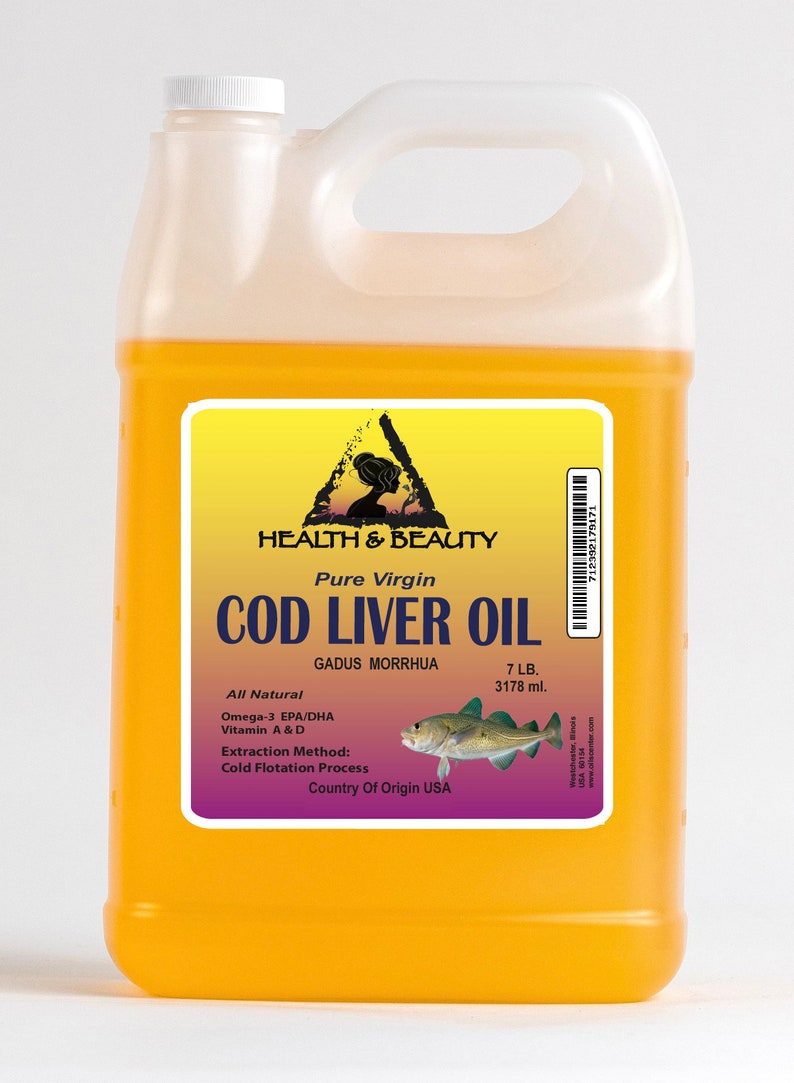 Puede incluir: Una jarra de pl&aacute;stico amarilla de un gal&oacute;n de aceite de h&iacute;gado de bacalao virgen puro de Health & Beauty. La etiqueta presenta un tri&aacute;ngulo amarillo con un pez dentro, las palabras "Pure Virgin Cod Liver Oil" y el nombre cient&iacute;fico "Gadus Morrhua". La etiqueta tambi&eacute;n enumera los ingredientes como "All Natural Omega-3 EPA/DHA Vitamin A & D", el m&eacute;todo de extracci&oacute;n como "Cold Flotation Process" y el pa&iacute;s de origen como "USA".