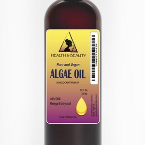 Op de afbeelding: Een bruine glazen fles met een geel etiket waarop staat "HEALTH & BEAUTY Pure and Vegan ALGAE OIL SCHIZOCHYTRIUM SP 12 Fl. Oz. 355 ml. 40% DHA Omega-3 fatty acid Country Of Origin USA".