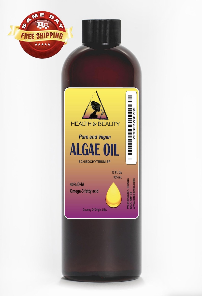Op de afbeelding: Een bruine glazen fles met pure en veganistische algenolie, gelabeld "Health & Beauty Algae Oil Schizochytrium SP" met een geel en paars etiket. De fles bevat 355 ml en is 40% DHA Omega-3-vetzuur. Land van herkomst: VS.